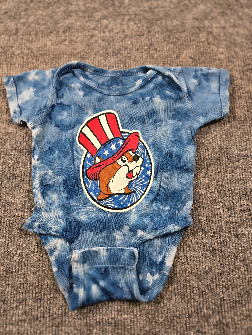 Buc-ee's Patriotic Uncle Sam Beaver Tie Dye Baby Onesie - Size 3M